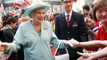 La sosia della Regina Elisabetta II a Shanghai01