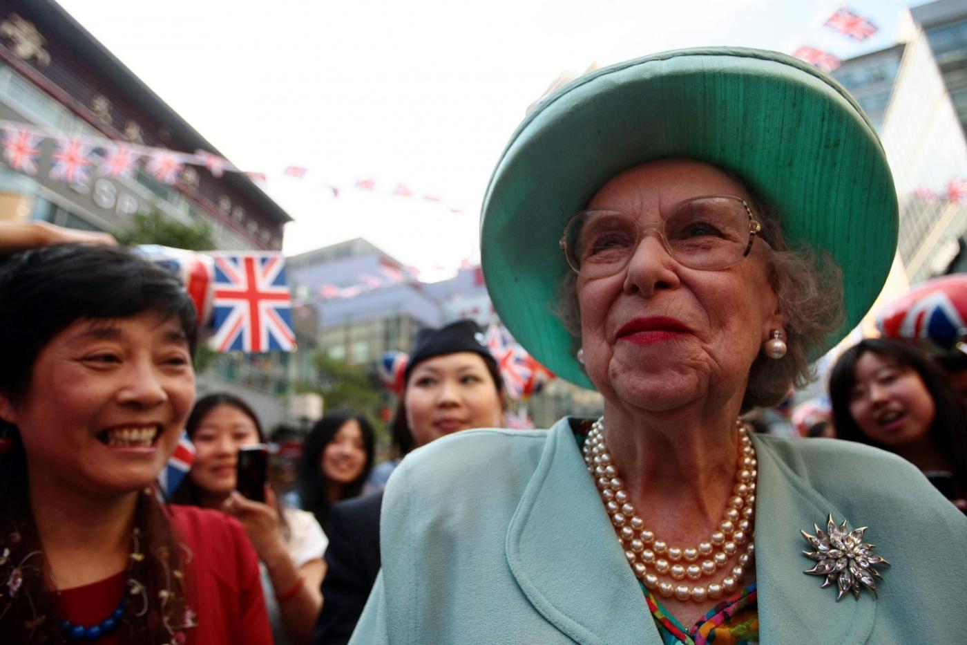 La sosia della Regina Elisabetta II a Shanghai02