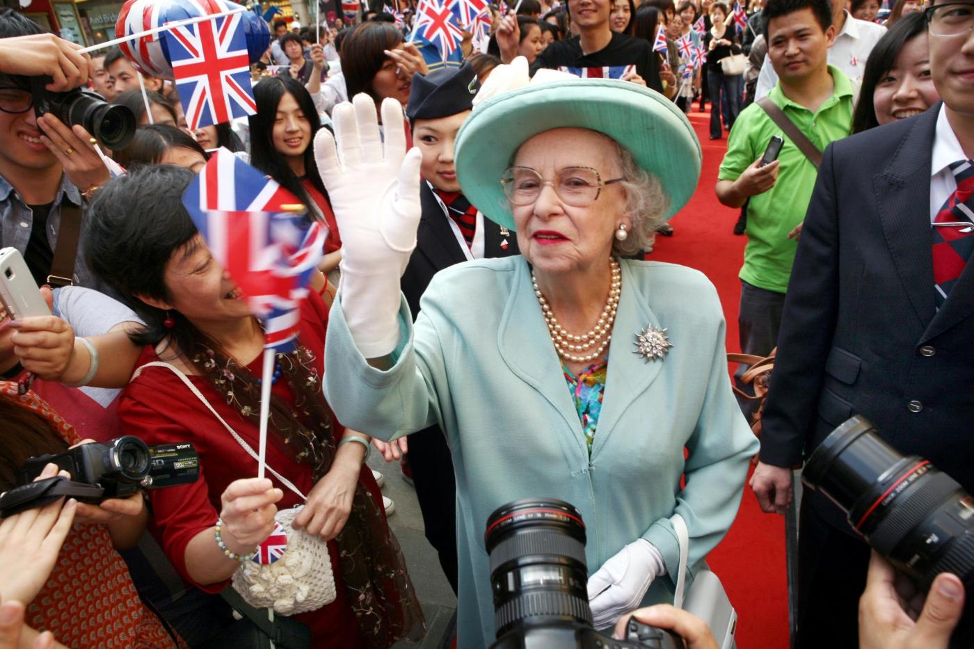 La sosia della Regina Elisabetta II a Shanghai08