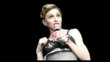 Madonna mostra capezzolo a Istanbul