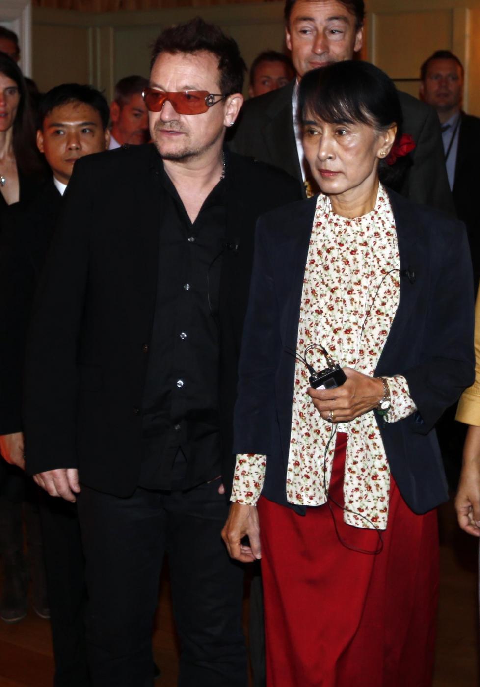 Oslo, Aung san Suu Kyi incontra la star degli U2 Bono05