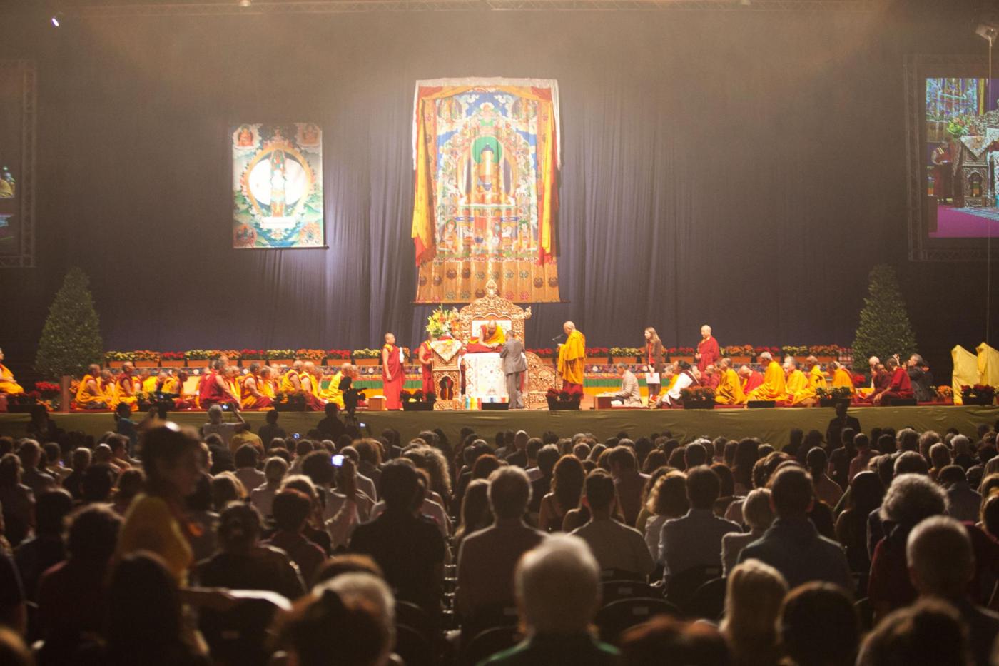 Dalai Lama in vista al Forum d'Assago03