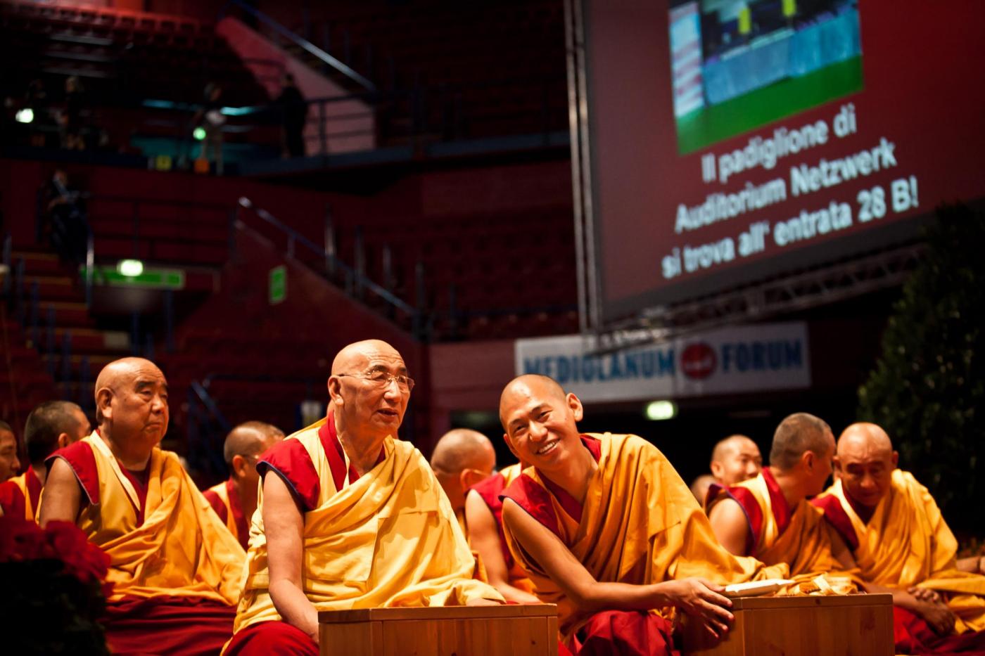 Dalai Lama in vista al Forum d'Assago05
