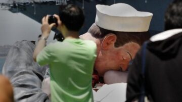 San Diego, smantellata la statua del bacio tra il marinaio e l'infermiera01