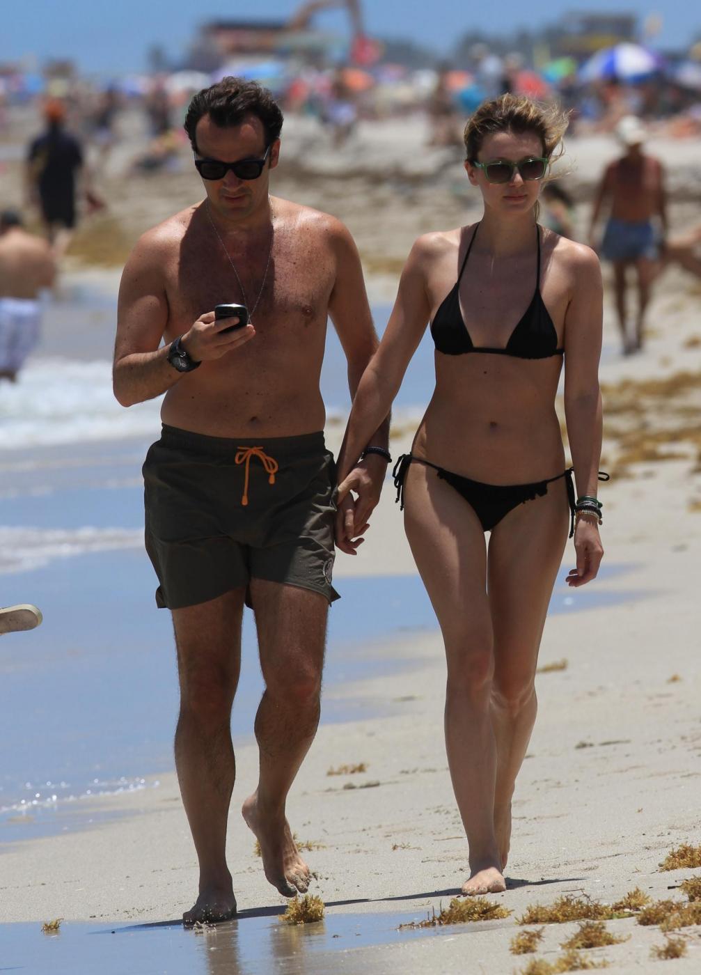 Elena Barolo con il fidanzato in spiaggia a Miami 09