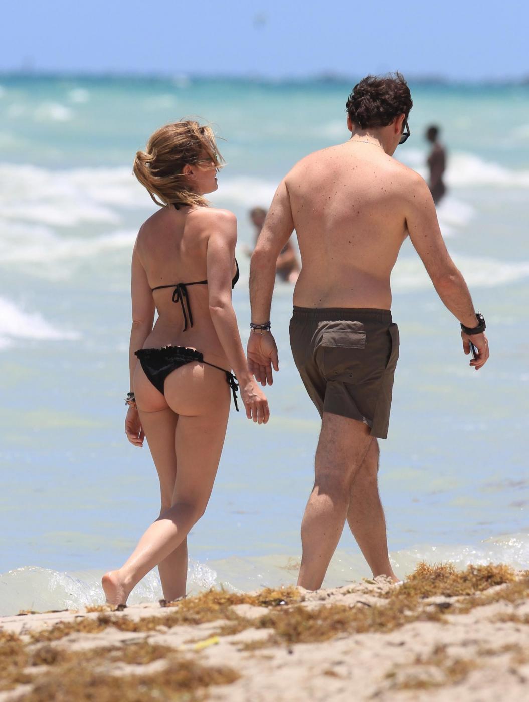 Elena Barolo con il fidanzato in spiaggia a Miami 07