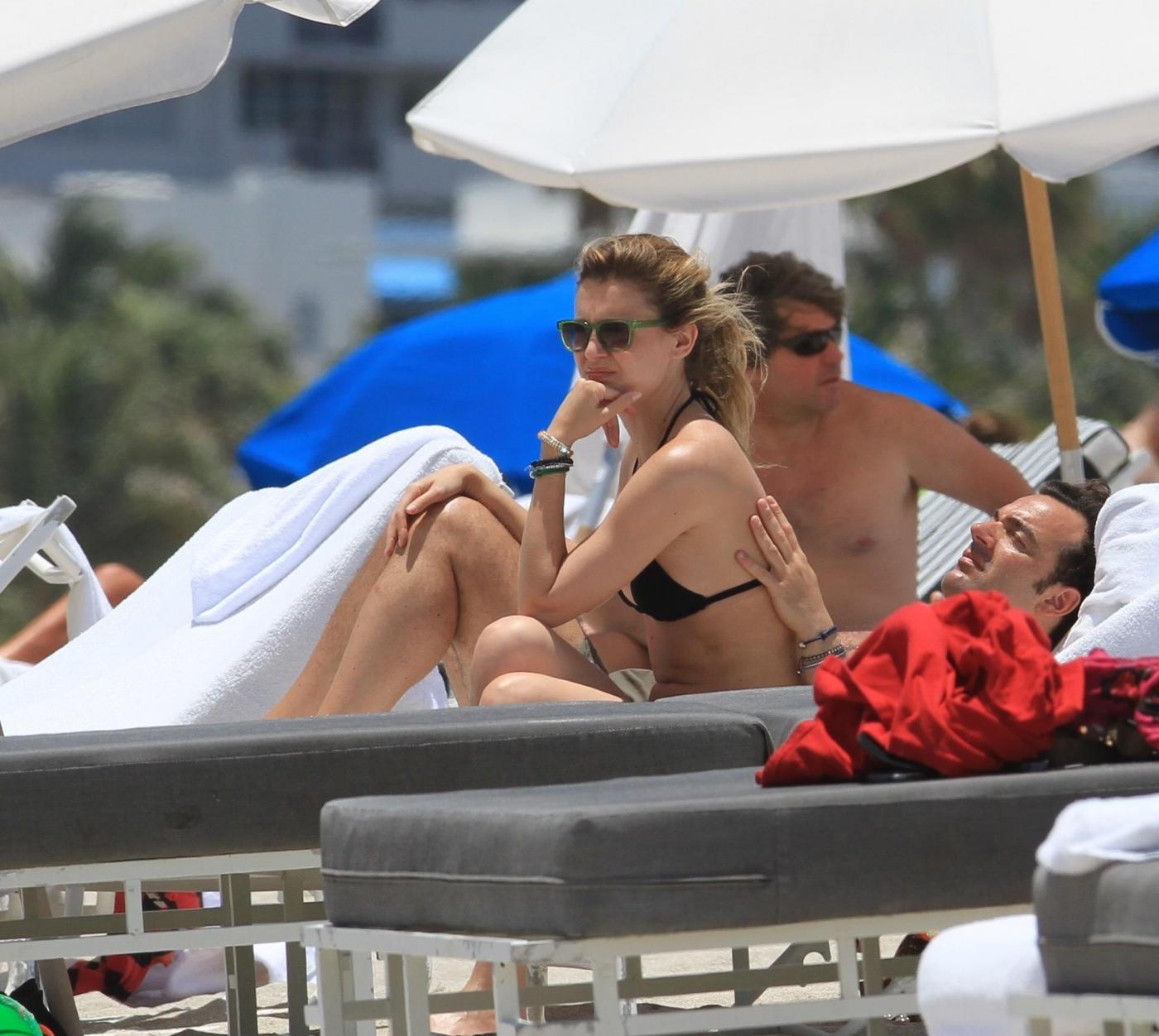 Elena Barolo con il fidanzato in spiaggia a Miami 06
