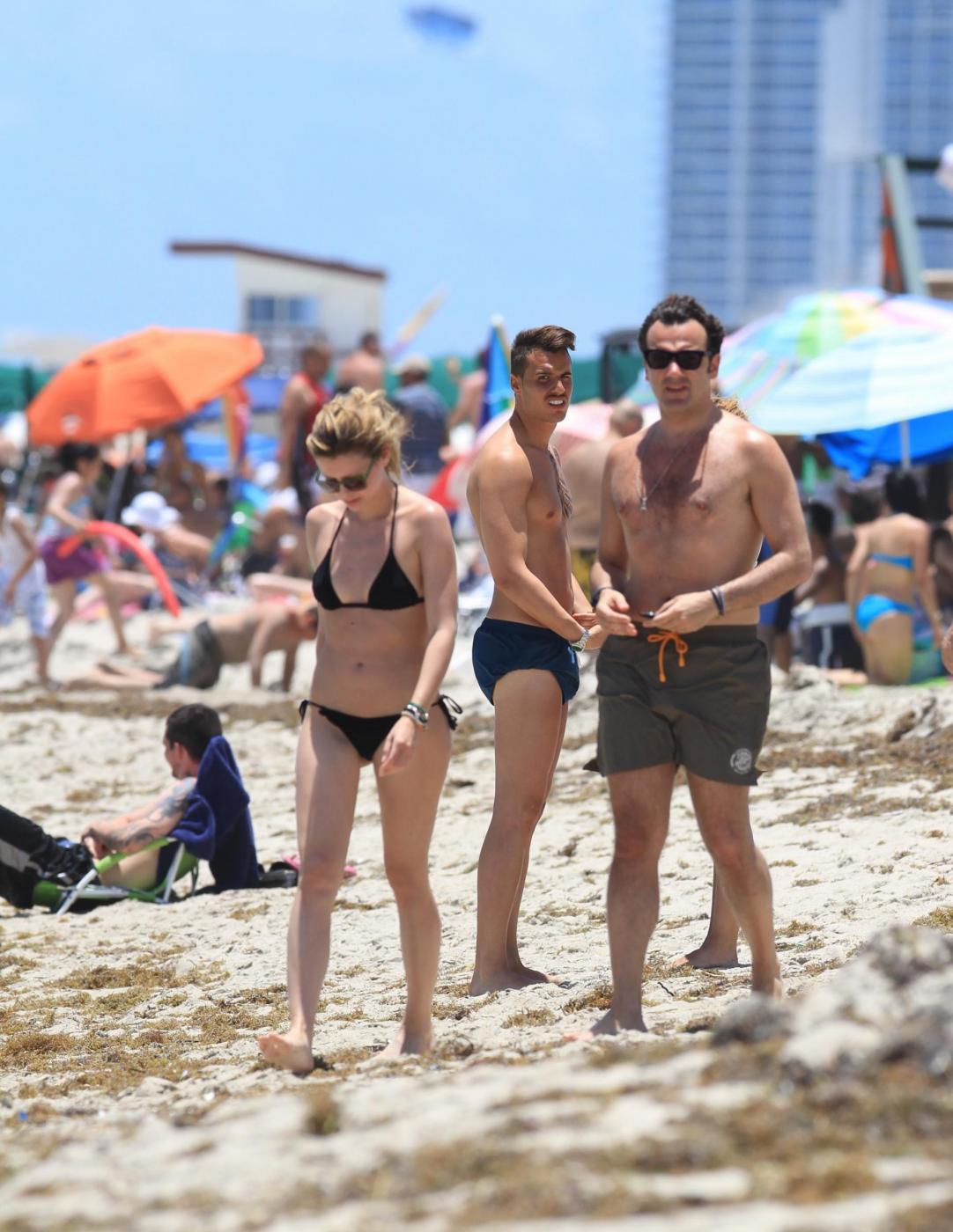 Elena Barolo con il fidanzato in spiaggia a Miami 05