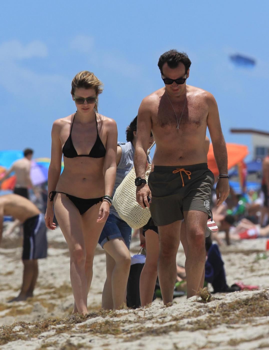 Elena Barolo con il fidanzato in spiaggia a Miami 04