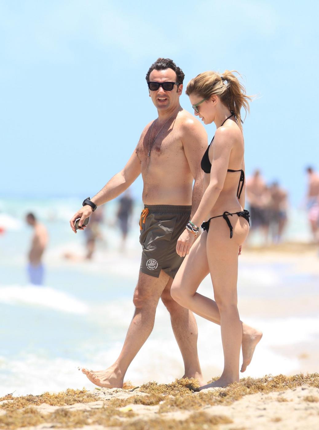 Elena Barolo con il fidanzato in spiaggia a Miami 01