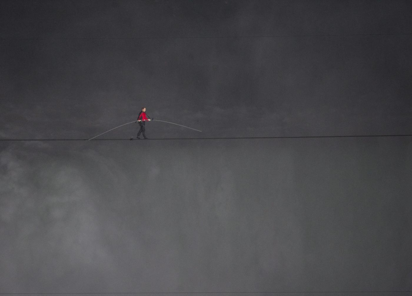 Il funambolo Nik Wallenda attraversa le cascate del Niagara su un cavo03