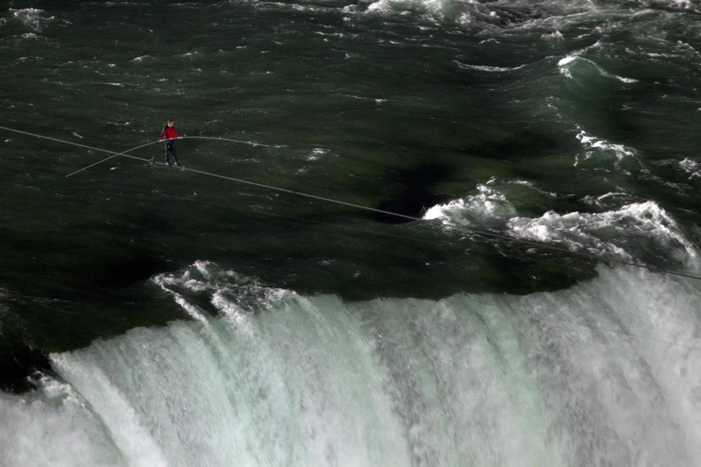 Il funambolo Nik Wallenda attraversa le cascate del Niagara su un cavo02