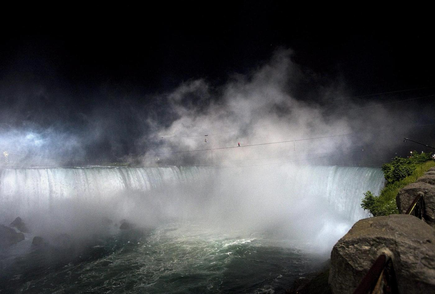 Il funambolo Nik Wallenda attraversa le cascate del Niagara su un cavo11