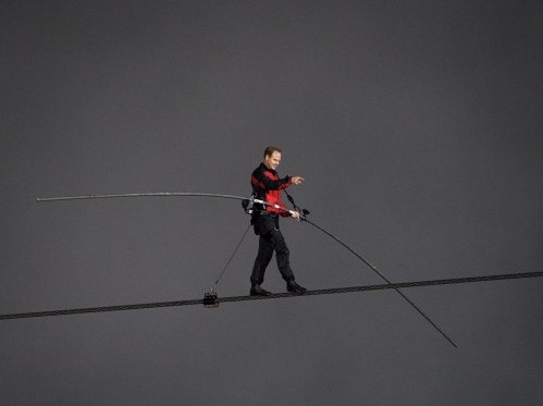 Il funambolo Nik Wallenda attraversa le cascate del Niagara su un cavo08