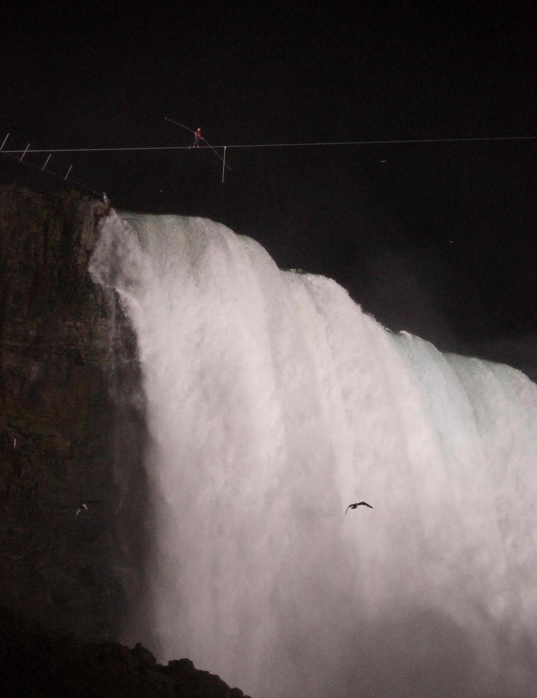 Il funambolo Nik Wallenda attraversa le cascate del Niagara su un cavo07