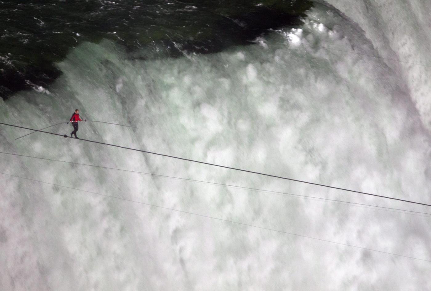 Il funambolo Nik Wallenda attraversa le cascate del Niagara su un cavo06