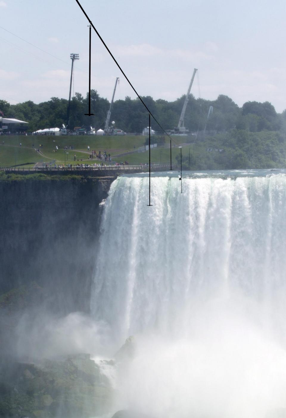 Il funambolo Nik Wallenda attraversa le cascate del Niagara su un cavo5