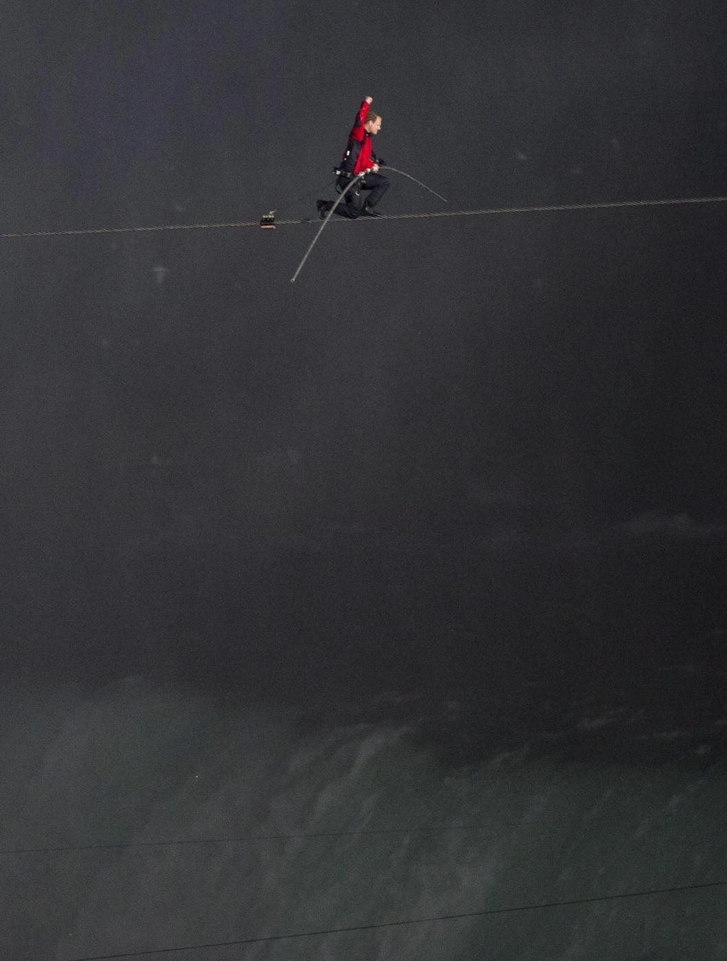 Il funambolo Nik Wallenda attraversa le cascate del Niagara su un cavo04