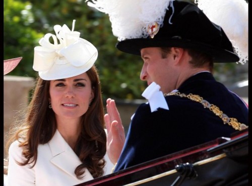 Kate Middleton in bianco Ordine della Giarrettiera 01