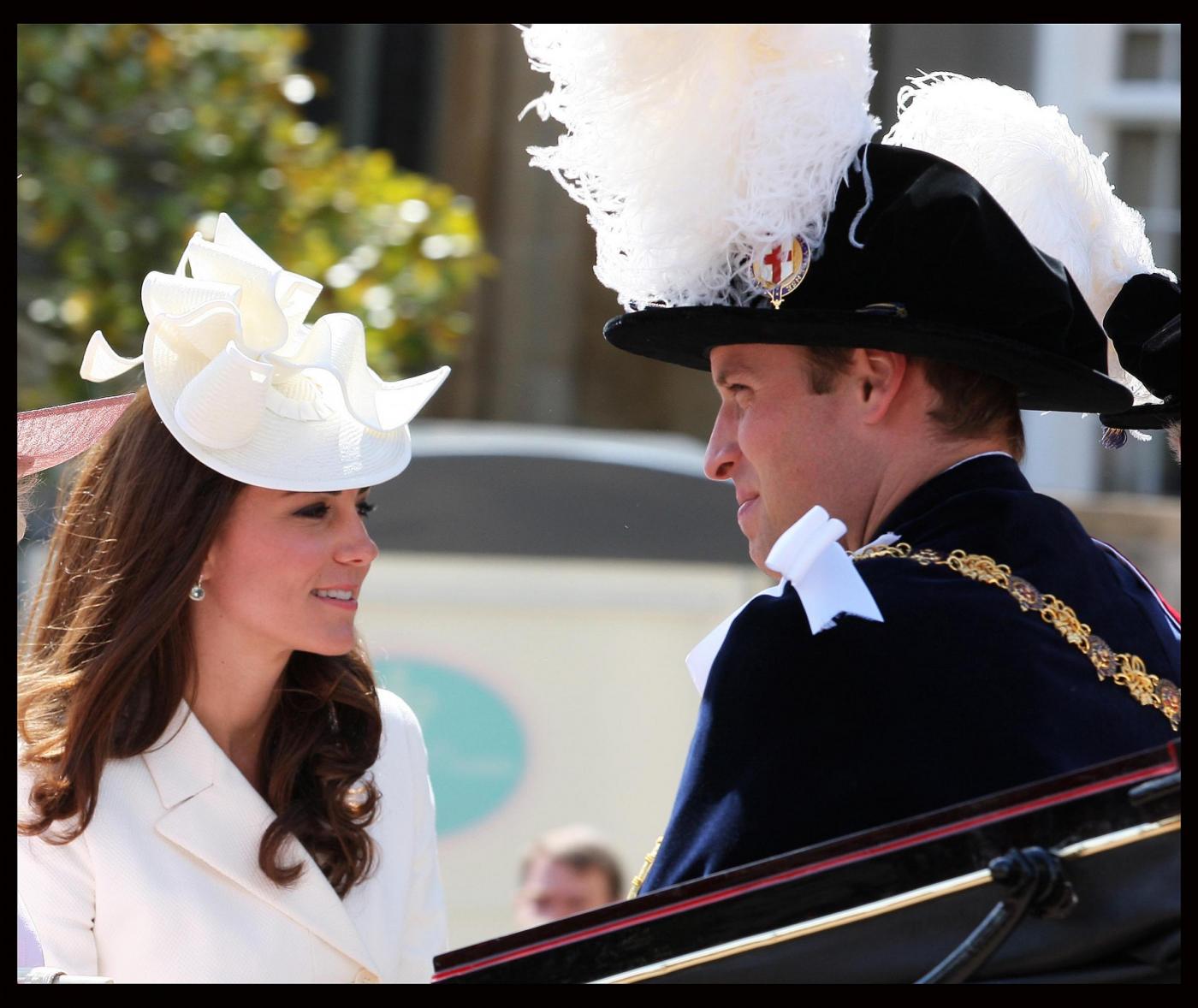 Kate Middleton in bianco Ordine della Giarrettiera 09