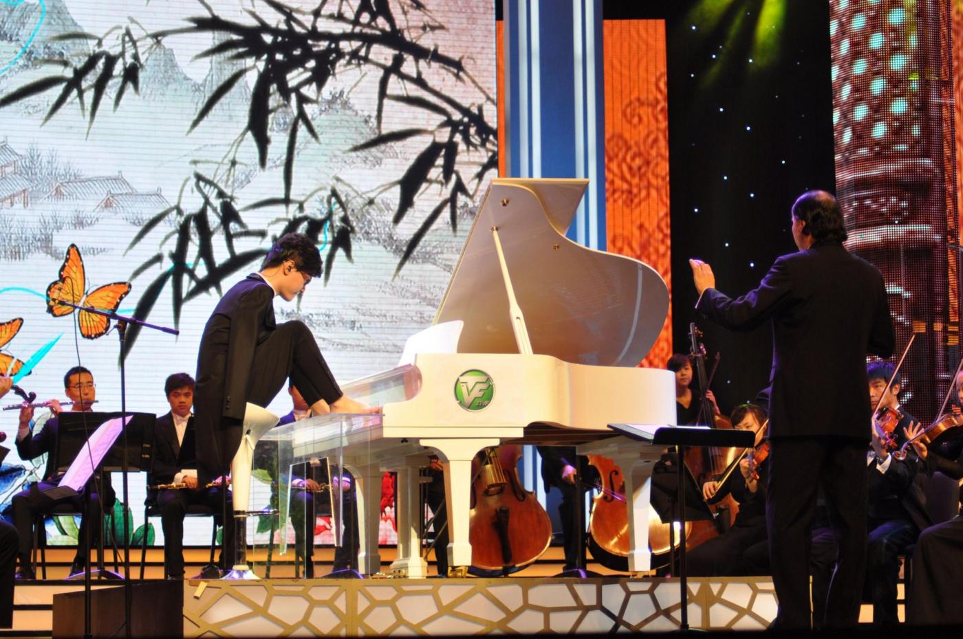 Pianista senza braccia al 18 Festival di Shanghai02