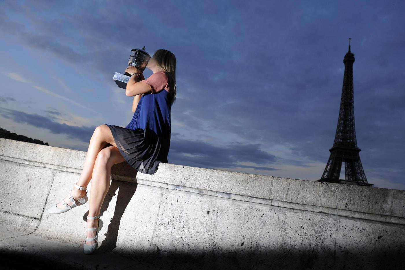 Maria Sharapova posa alla Torre Eiffel04