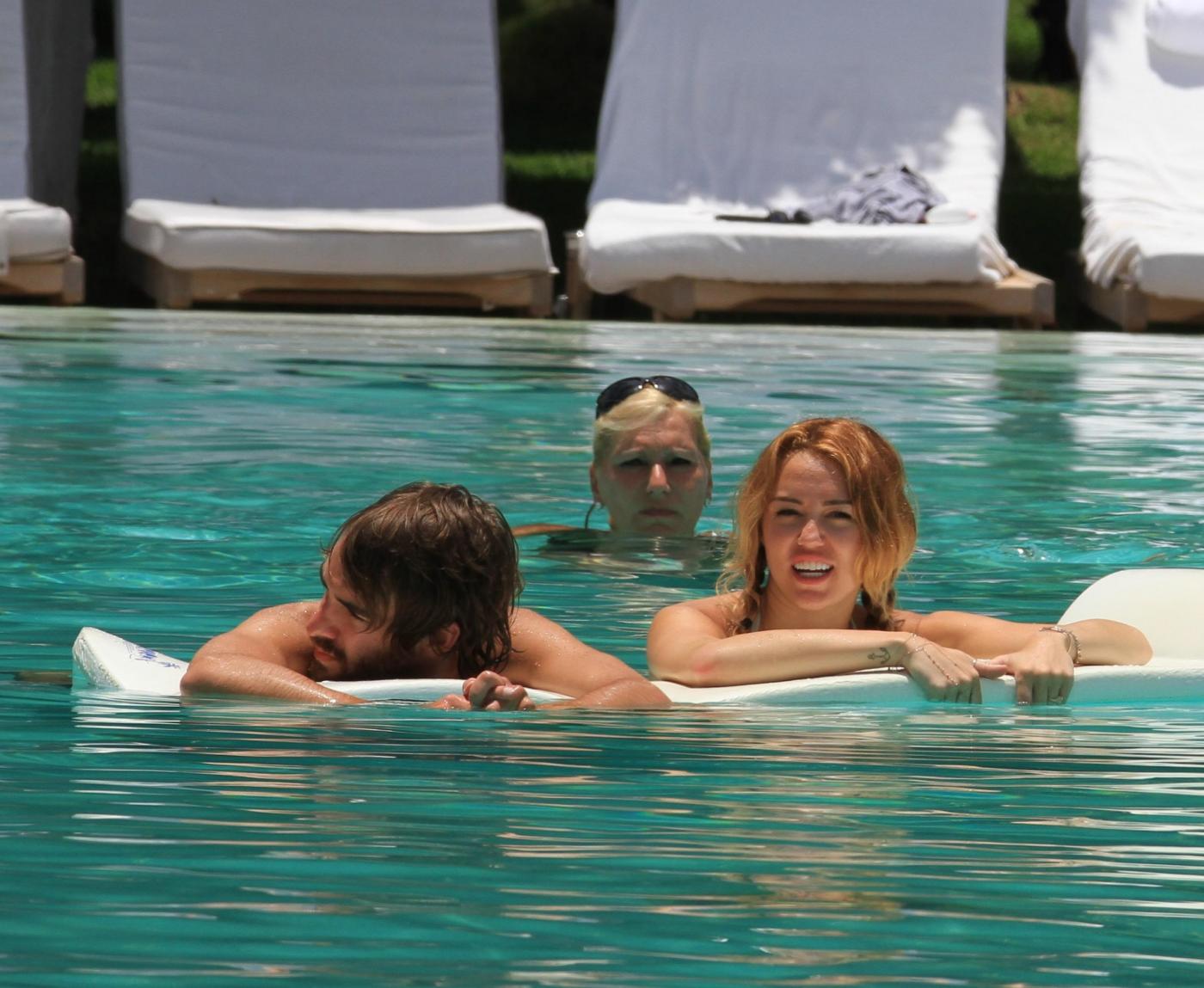 Miley Cyrus e un amico in hotel09
