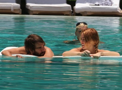 Miley Cyrus e un amico in hotel07
