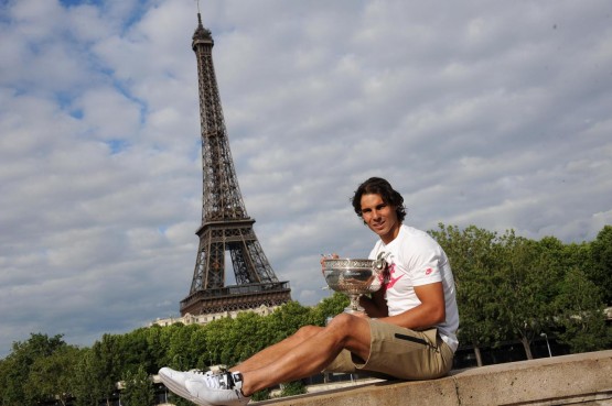 Rafael Nadal con il trofeo del Roland Garros 07