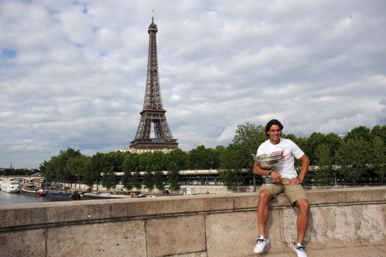 Rafael Nadal con il trofeo del Roland Garros 02