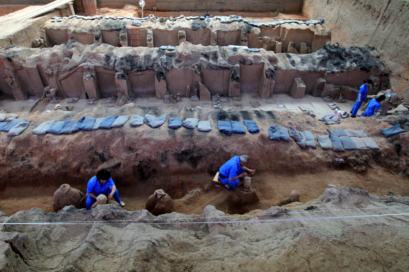 Scavi archeologici e ritrovamento statue in terraccotta07