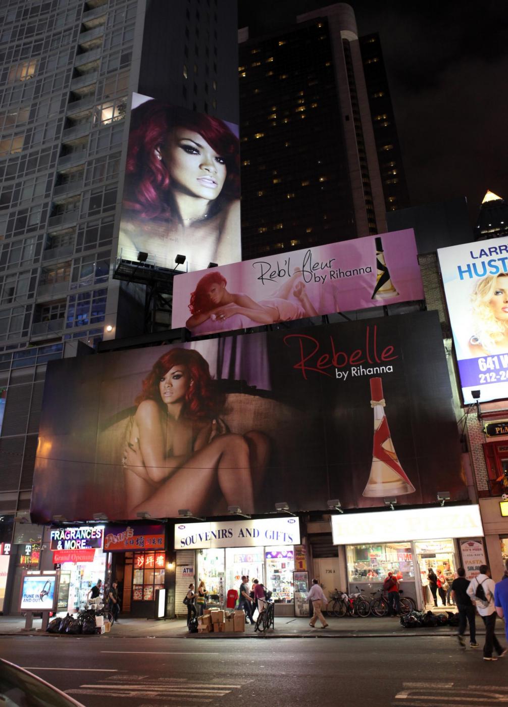 Cartelloni giganti a Times Square con il nuovo profumo Reb'l Fleur di Rihanna04
