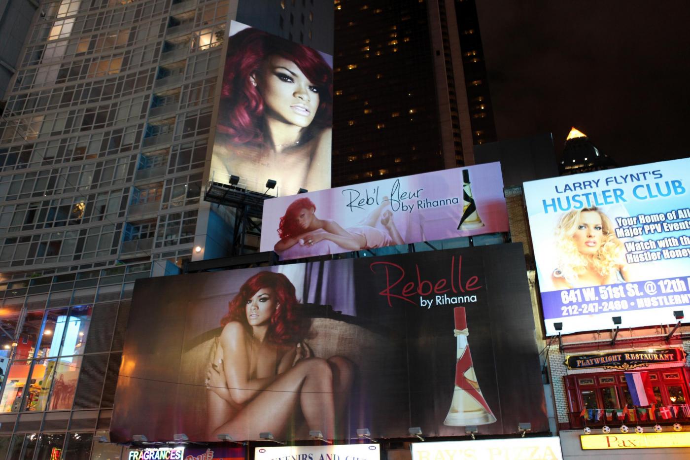 Cartelloni giganti a Times Square con il nuovo profumo Reb'l Fleur di Rihanna03