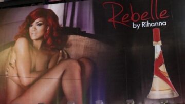 Cartelloni giganti a Times Square con il nuovo profumo Reb'l Fleur di Rihanna02