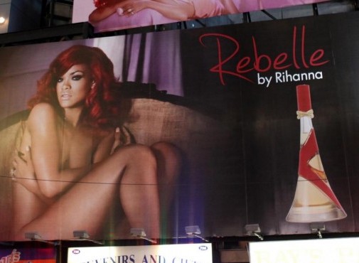 Cartelloni giganti a Times Square con il nuovo profumo Reb'l Fleur di Rihanna02