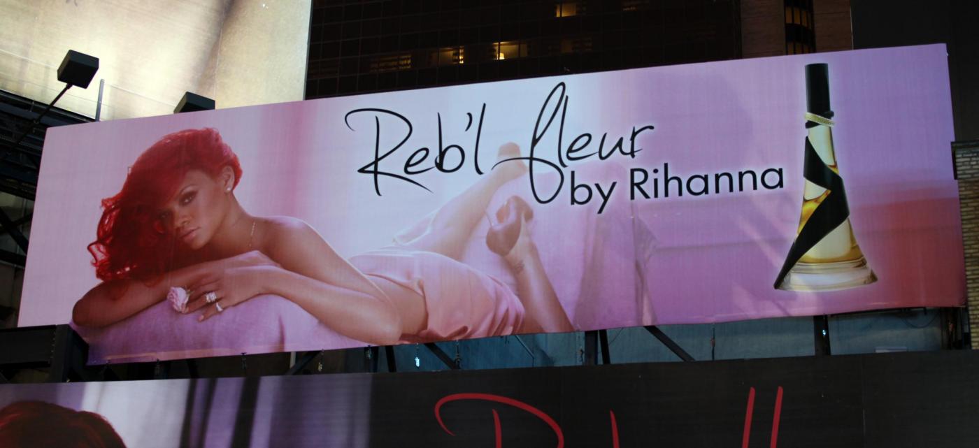 Cartelloni giganti a Times Square con il nuovo profumo Reb'l Fleur di Rihanna01