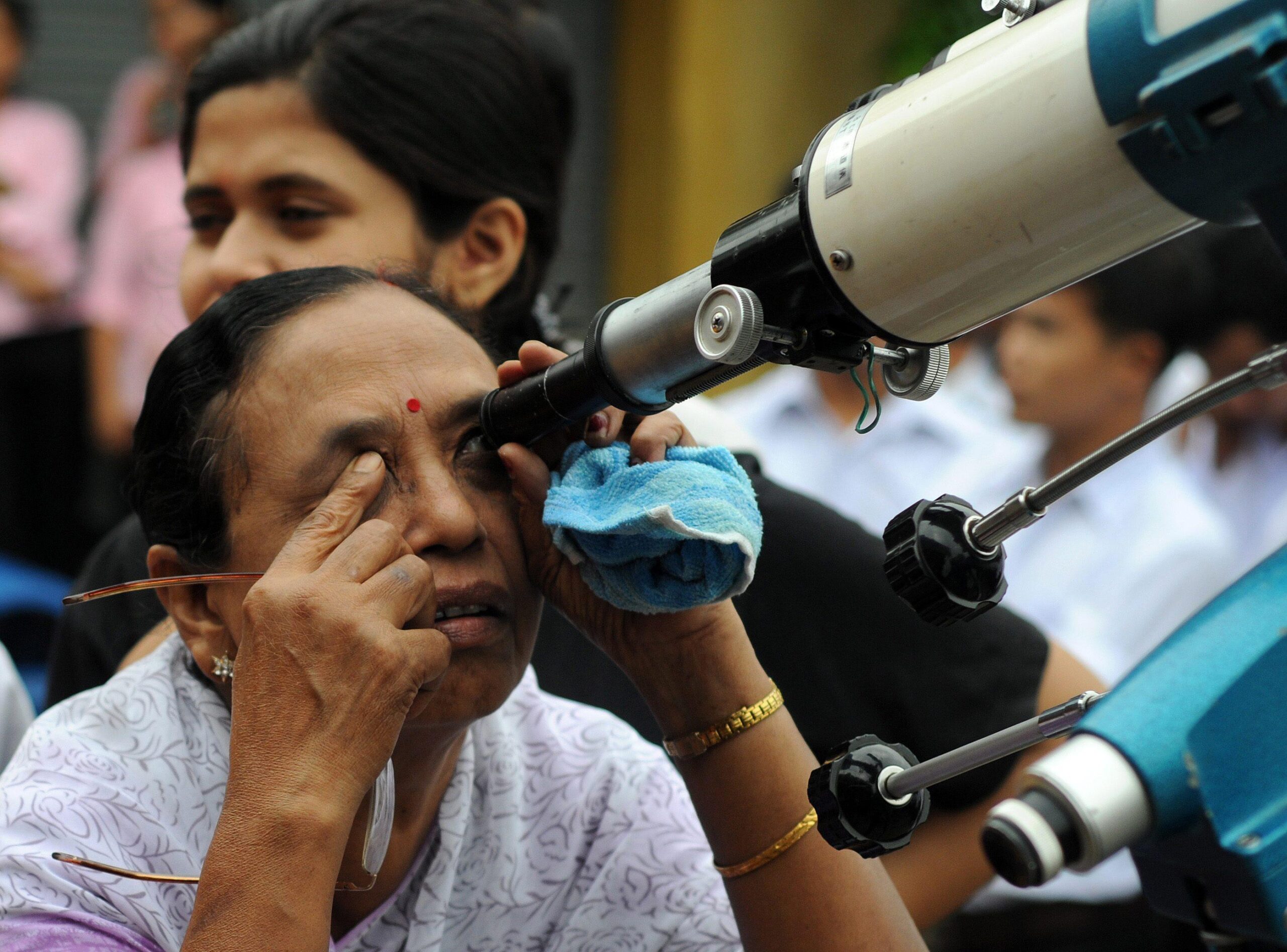 Indian people witness the transit of Venus01