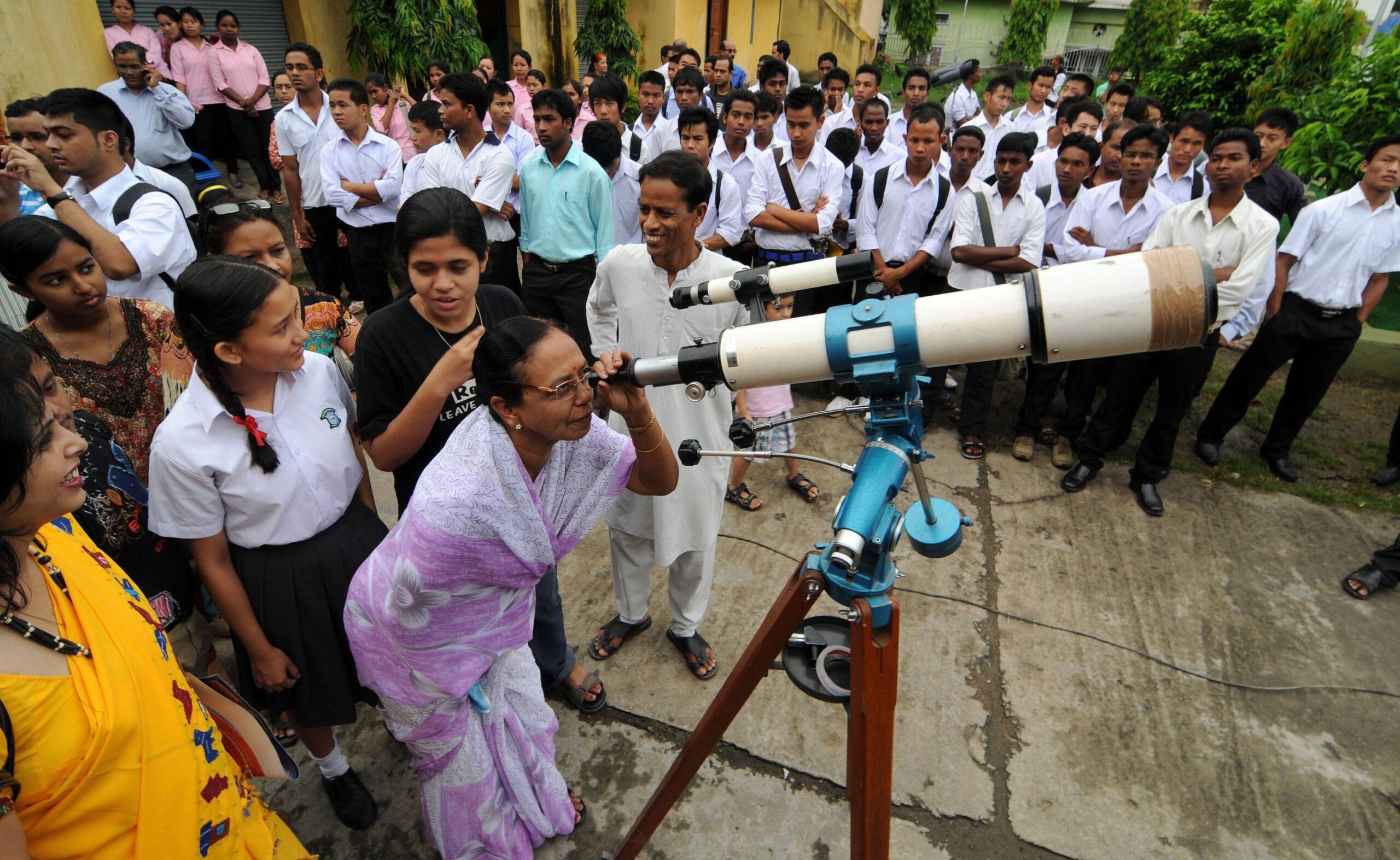 Indian people witness the transit of Venus02