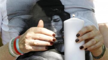 Primo anniversario della morte di Amy Winehouse, i fan fuori dalla casa 03