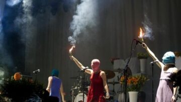 Le Pussy Riot al concerto dei Faith No More 01