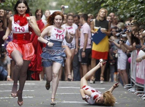 Russia, maratonete in tacchi a spillo02