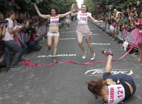 Russia, maratonete in tacchi a spillo05