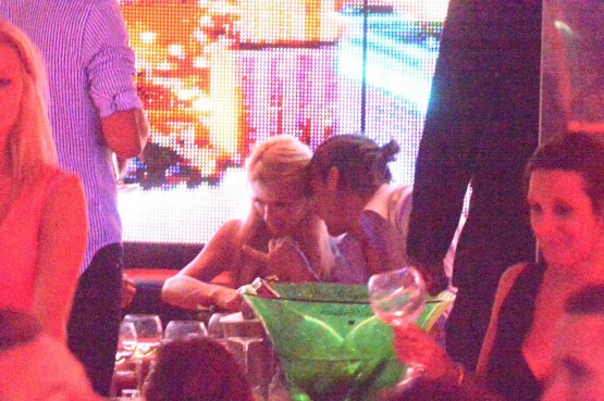 Paris Hilton in compagnia di un amico al VIP Room di Saint-Tropez04