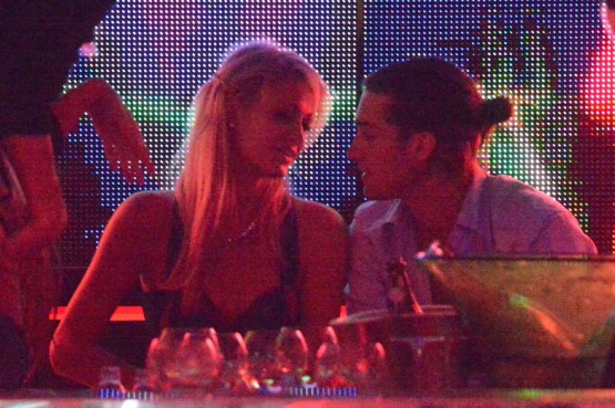 Paris Hilton in compagnia di un amico al VIP Room di Saint-Tropez03