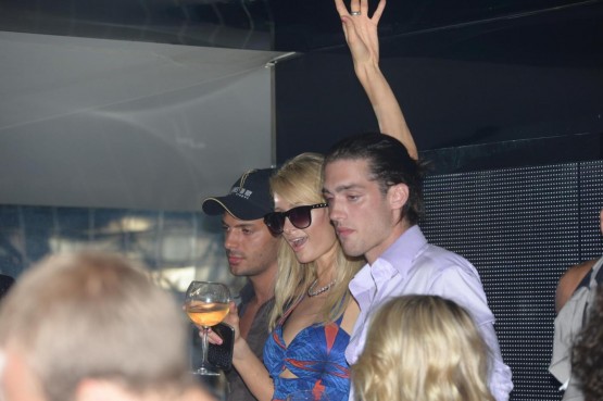 Paris Hilton in compagnia di un amico al VIP Room di Saint-Tropez02