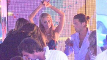 Paris Hilton in compagnia di un amico al VIP Room di Saint-Tropez01