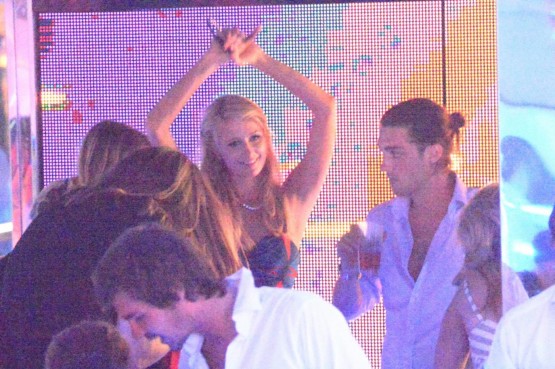 Paris Hilton in compagnia di un amico al VIP Room di Saint-Tropez01