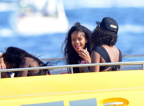 Rihanna in vacanza a Cannes04