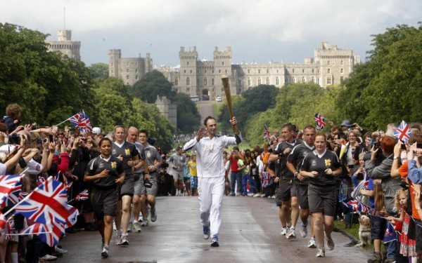 Londra, la torcia olimpica arriva al castello di Windsor02