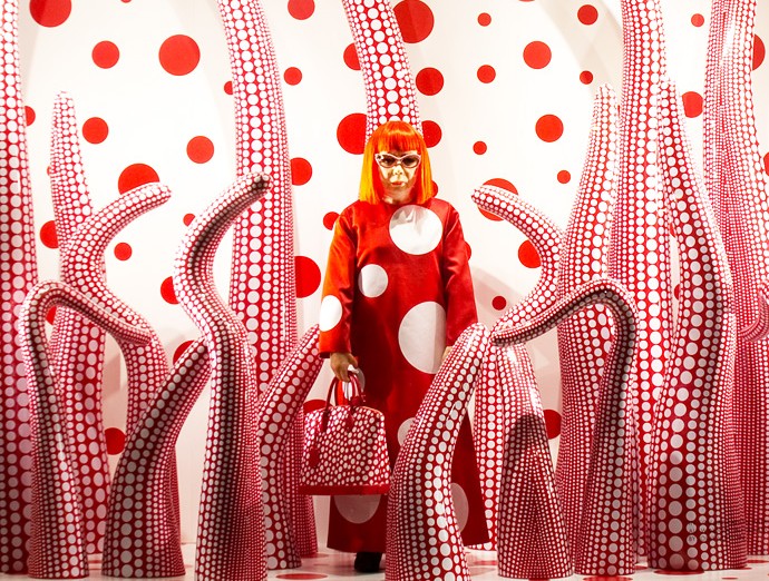 Yayoi Kusama nella vetrina di Louis Vuitton sulla5th Avenue